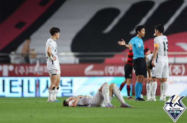 6일 포항스틸러스와의 원정경기에서 패한 후 아쉬워하는 제주 선수들. (사진=한국프로축구연맹) ⓒ헤드라인제주