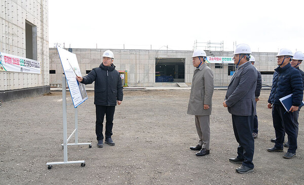 13일 제주서부하수처리장 현장을 찾은 오영훈 제주도지사. ⓒ헤드라인제주