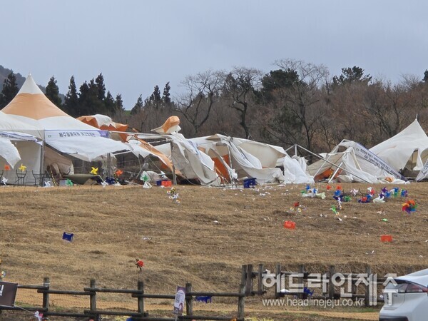 강풍에 쓰러진 축제장 천막 부스.<br>