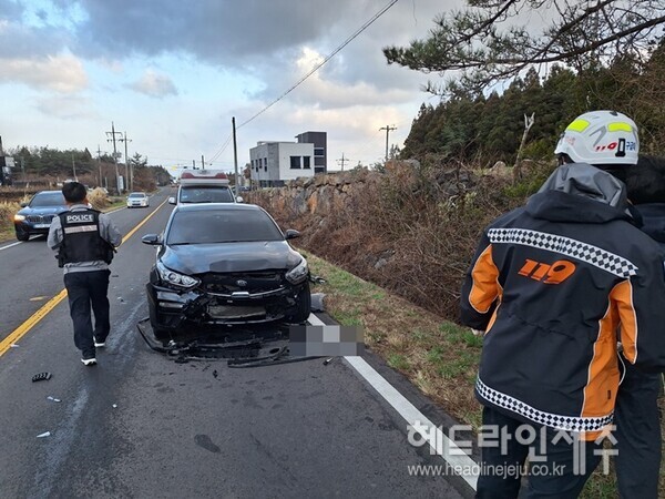 서귀포시 안덕면의 한 도로에서 승용차 2대가 충돌하는 사고가 발생했다 (사진=제주소방안전본부)