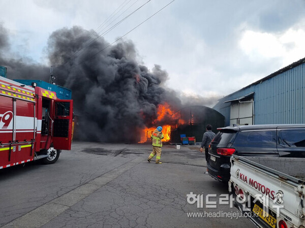 18일 오후 서귀포시 서홍동 선과장 창고에서 발생한 화재 (사진=제주소방안전본부)